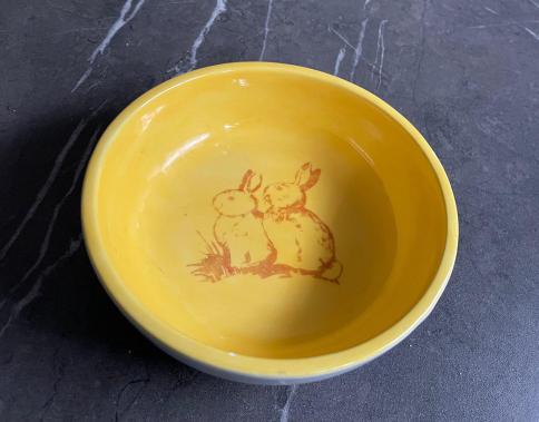 Paasmandje met konijntjes