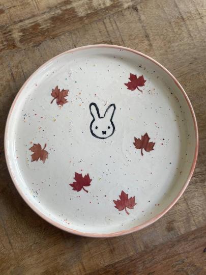 Bord met konijntje en herfstblaadjes