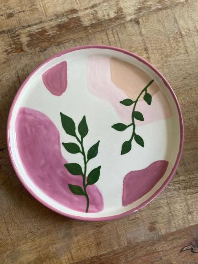 Bord met takjes en roze vlakken