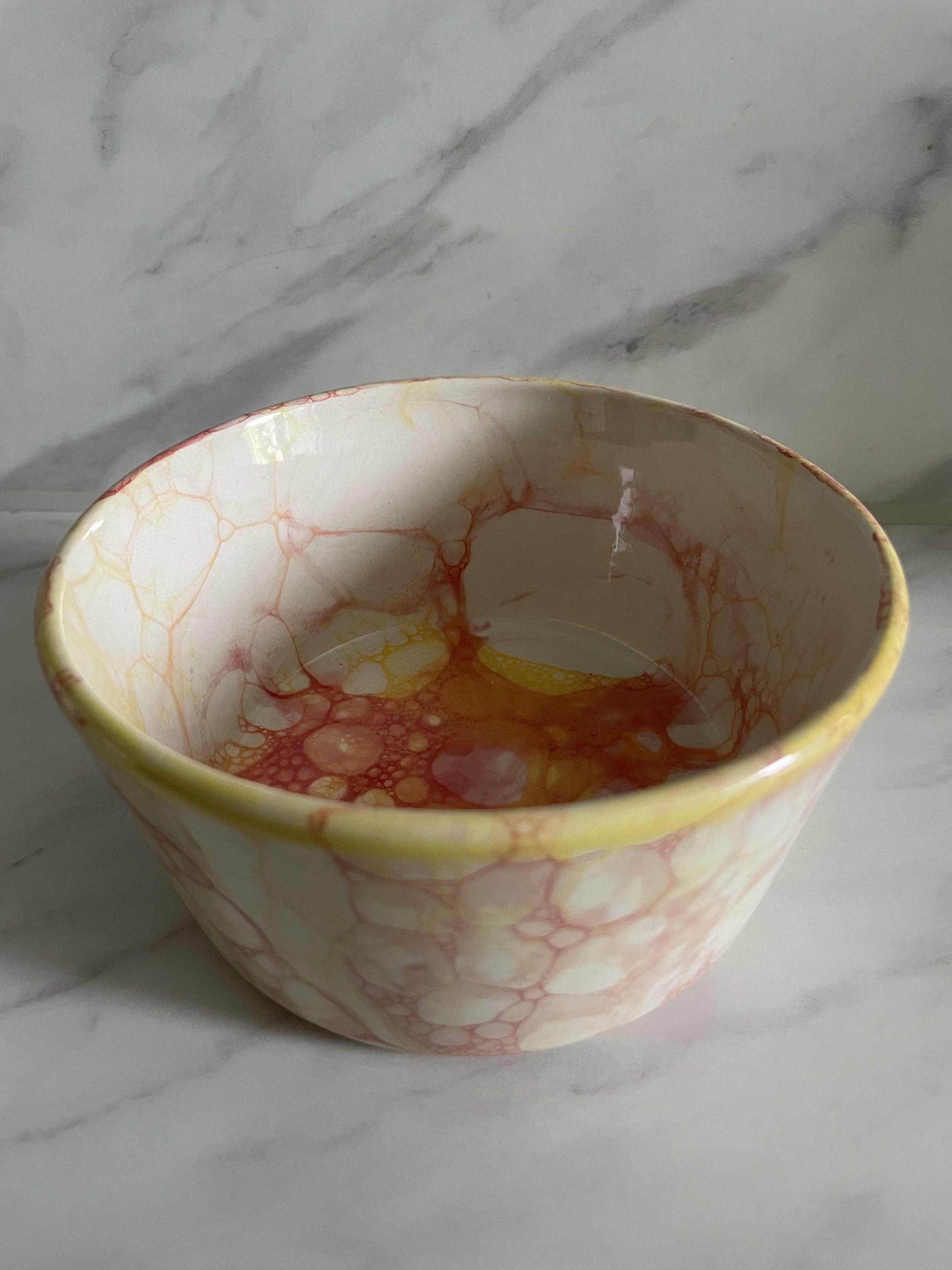 Schaal met bubbels in rood, oranje, geel