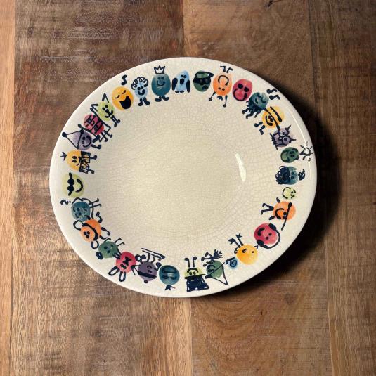 Kom met figuurtjes