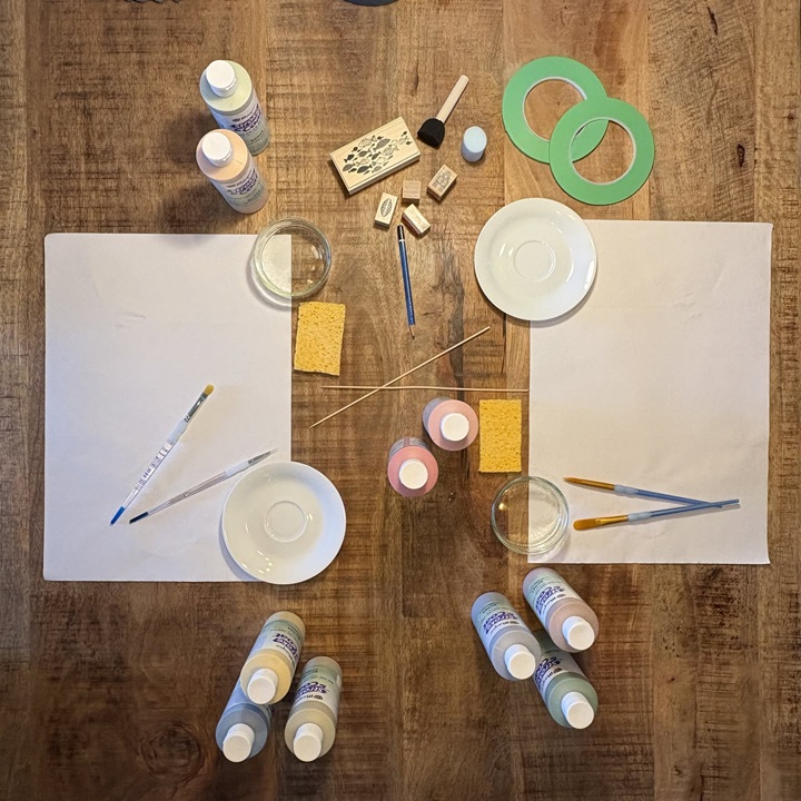 Beschilderd keramiek tijdens een workshop